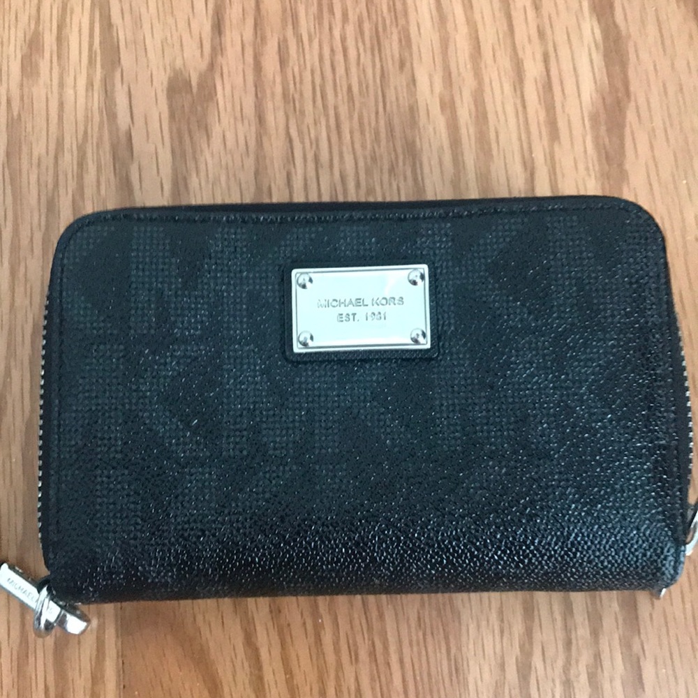 Michael Kors Logo Smartphone Wristlet